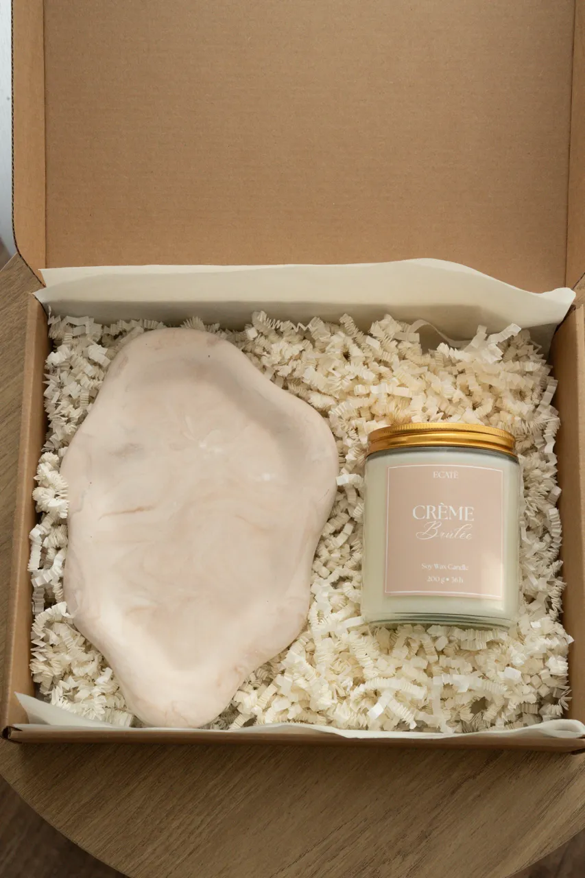 Set tăviță ceramică și lumânare parfumată Crème Brûlée