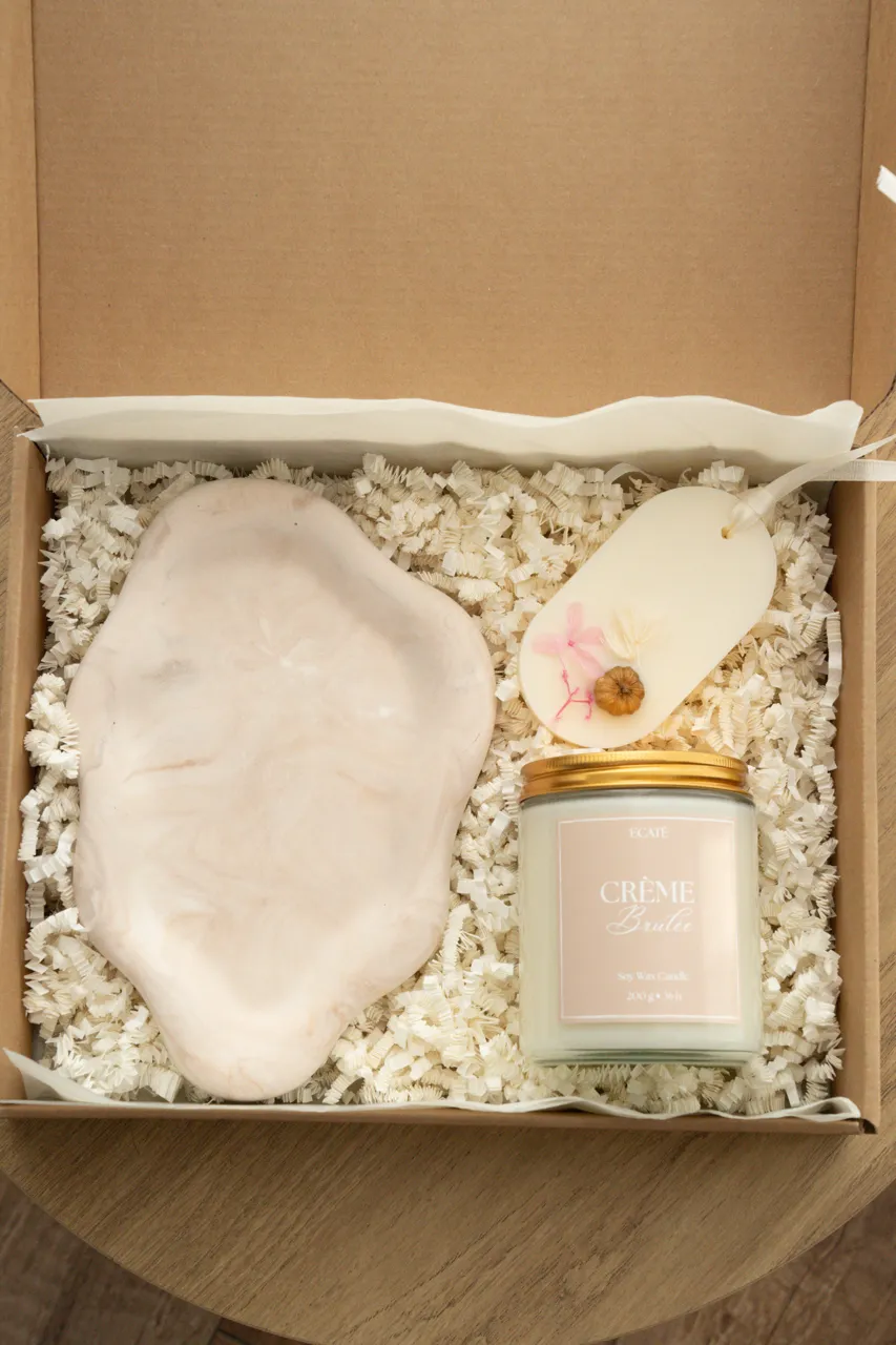 Set tăviță ceramică, lumânare parfumată Crème Brûlée și odorizant de dulap Vanilla Linen, create manual