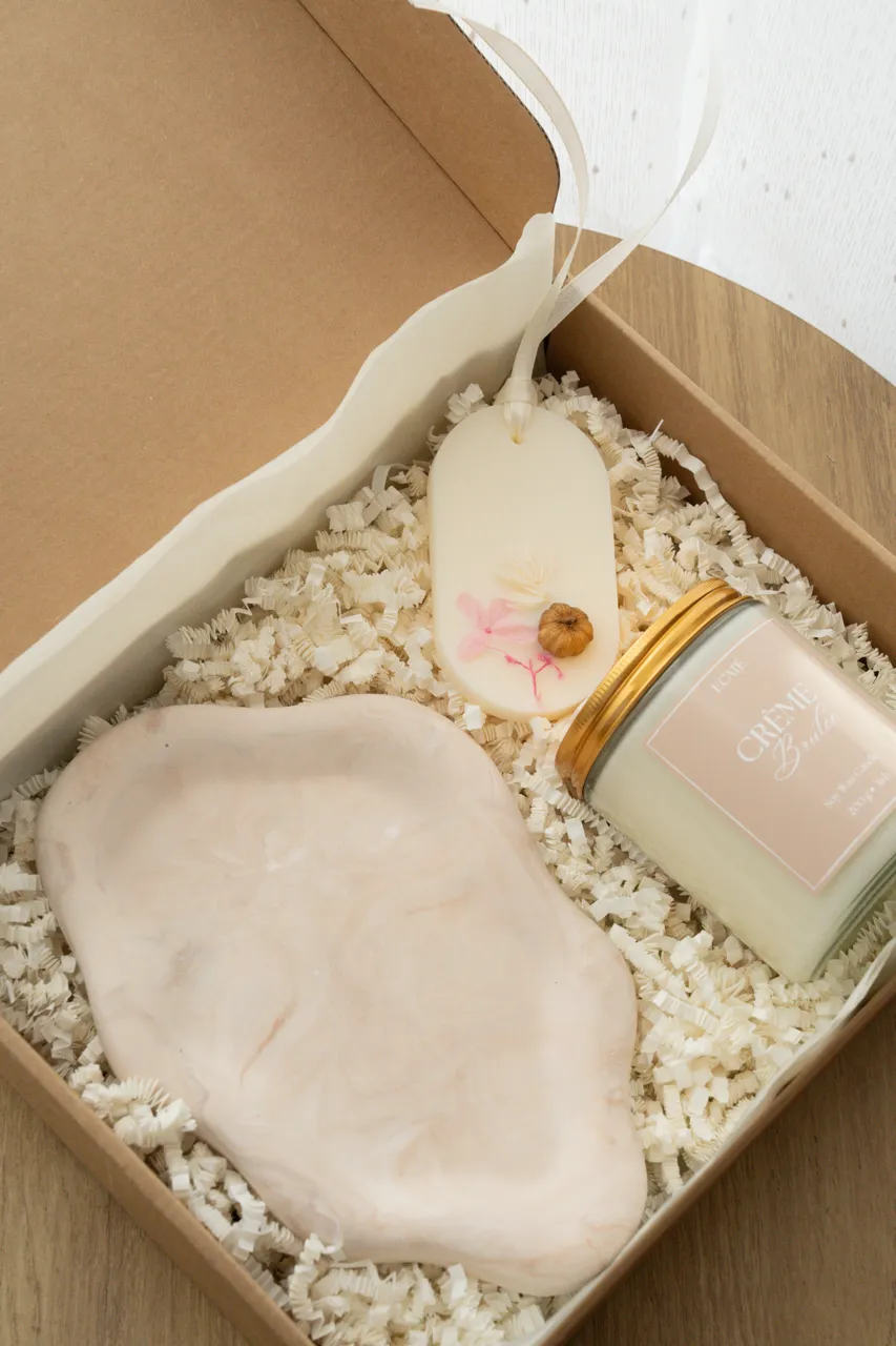 Set tăviță ceramică, lumânare parfumată Crème Brûlée și odorizant de dulap Vanilla Linen, create manual — miniatură 2