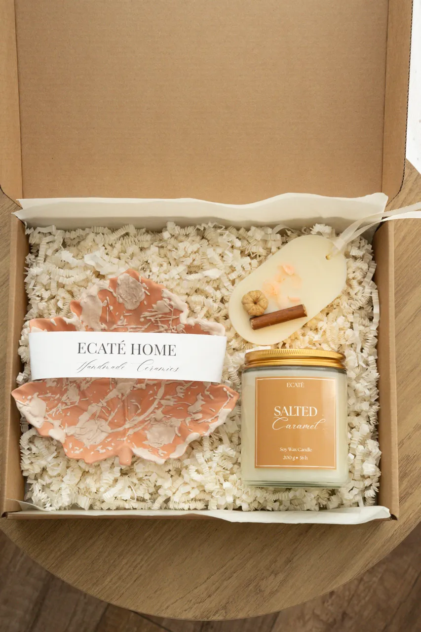 Set cadou de Toamnă frunză de arțar, lumânare parfumată Salted Caramel și odorizant de dulap Caramel Sun